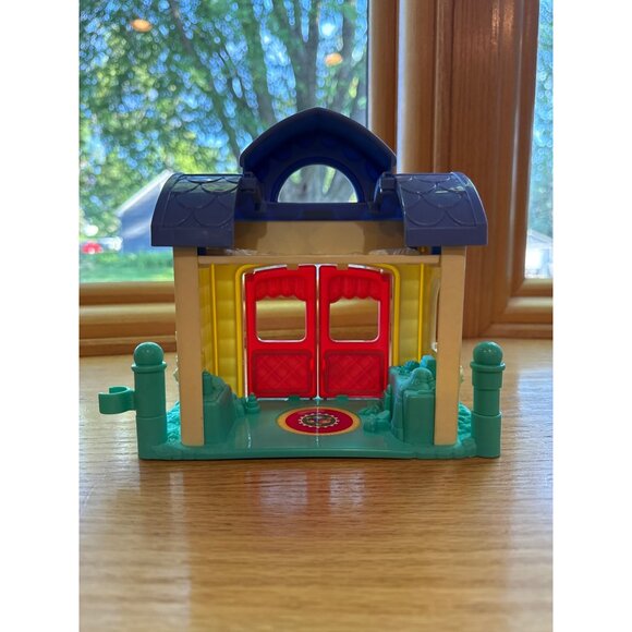 Fisher-Price Little People Playtime Pals Tea Party Playset 4 Figures - Picture 4 of 9